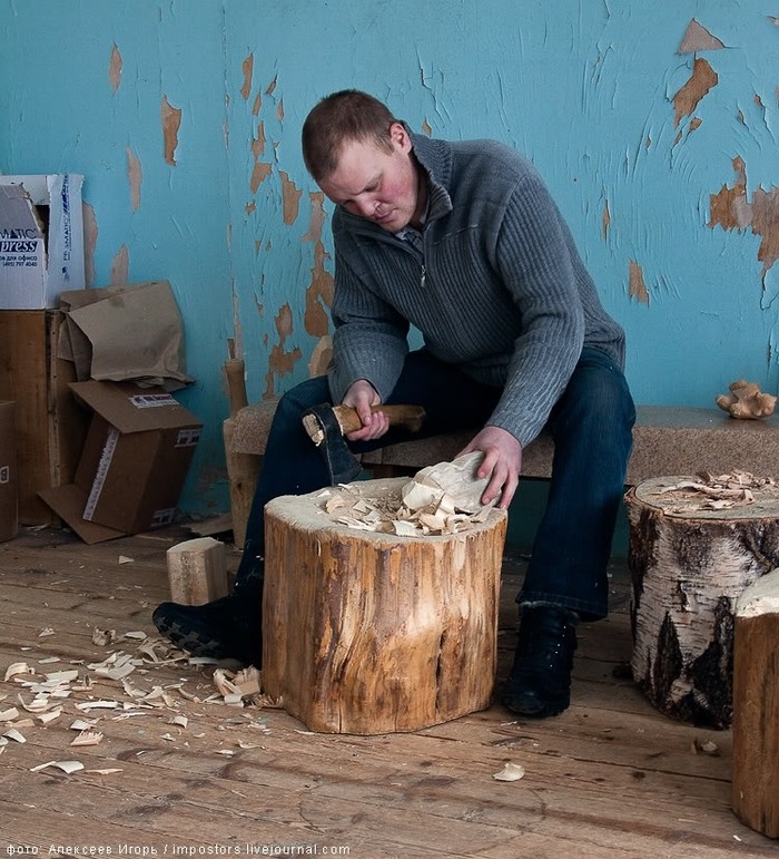 Những mẩu gỗ thô cứng được các nghệ nhân đục đẽo thành các con thú, hình hài sinh động